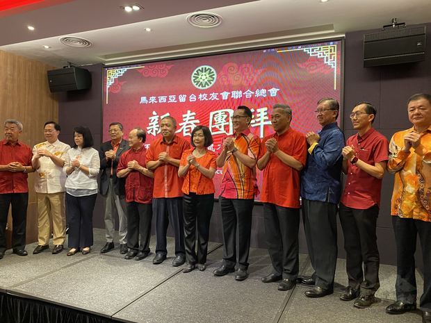 洪慧珠（右6）出席馬來西亞留臺校友會聯合總會2020庚子年新春團拜活動與貴賓慶祝新年。