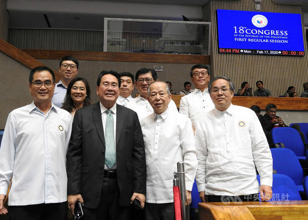 菲律賓台商總會一行人17日拜會菲律賓眾議員羅德里格斯（Rufus Rodriguez）（前左2），並在眾議院議場合影。