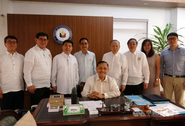 菲律賓眾議院少數黨領袖阿班德(前)日前為台灣發聲,指台灣的武漢肺炎病例數少於新加坡,要求當局解除對台旅行禁令。在菲台商17日前往眾議院拜會阿班德並致謝。