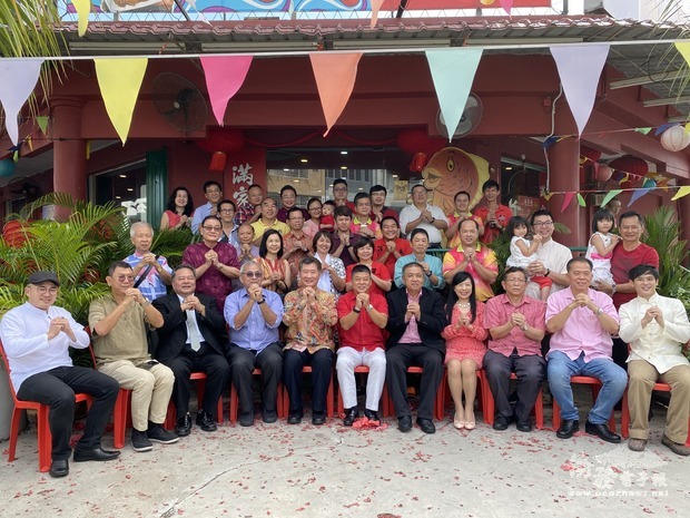 尹新垣（前排左5）出席馬來西亞逢甲大學校友會2020新春團拜活動與貴賓慶祝新年。
