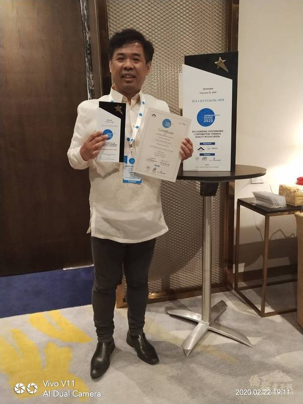 黃思華為菲律賓唯一一所入圍年度傑出校長獎的學校。