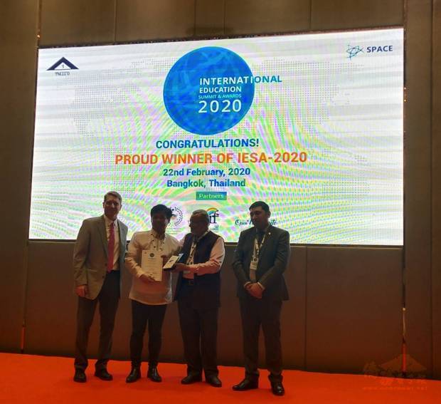 黃思華於2020年度國際教育會議暨頒獎典接受頒獎。