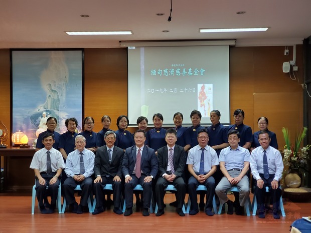 李朝成與接待的慈濟志工一起合影。