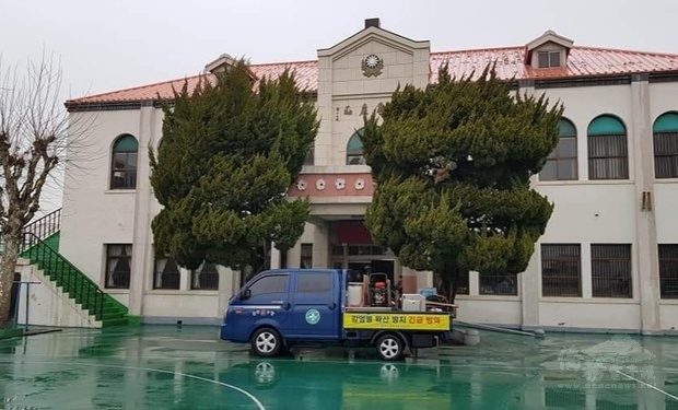 因應新冠狀肺炎,中區保健所為學校全校舍消毒防疫。