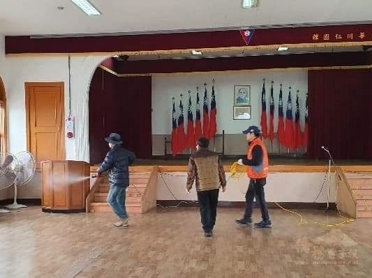 孫承宗(中)帶領消毒人員在禮堂消毒。