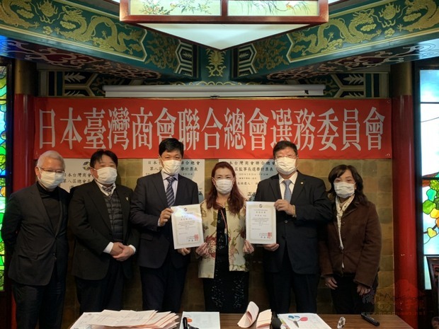 選務委員頒贈當選證書(左3陳五福，右2林隆裕)。