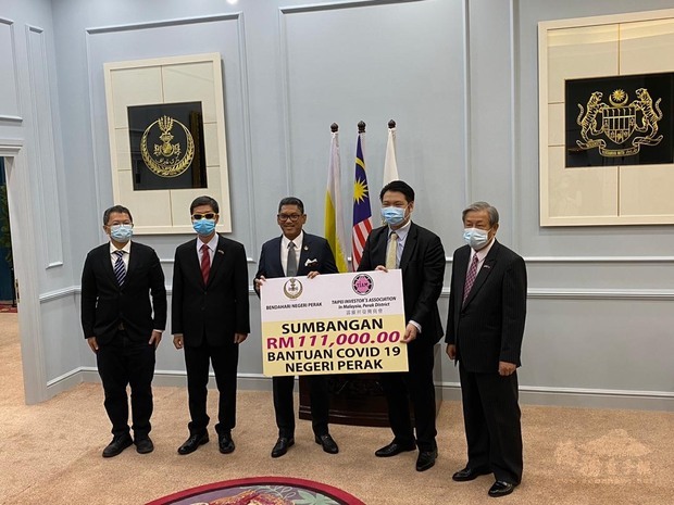 霹靂州臺灣商會籌募馬幣11萬1,000元，移交予霹靂州政府購置醫療用品。