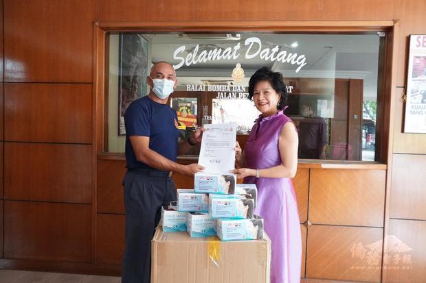 檳城州臺灣商會副會長鄭美滿捐贈1,000個口罩給檳城州消防局。