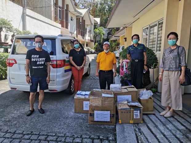 簡宇立率領陳志郎等幹部捐贈菲國醫療物資。