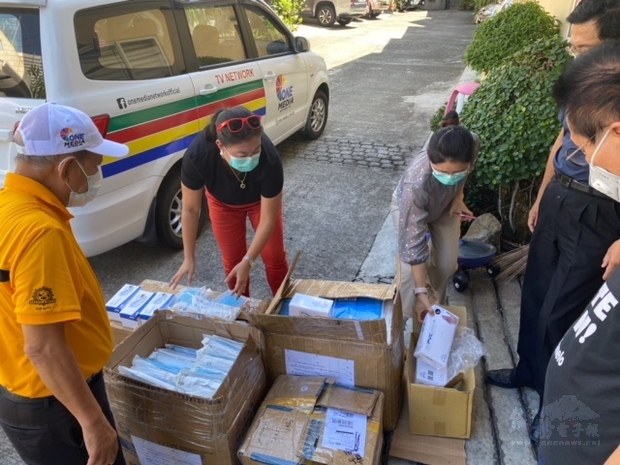 商會成員齊心協力整理捐贈物資。