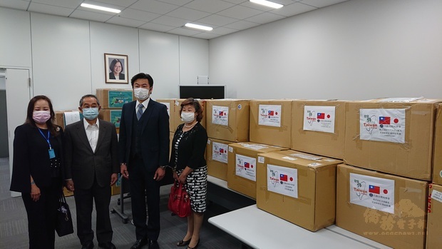 大阪臺灣同鄉會全體會員共捐贈醫療用防護衣2,050件。