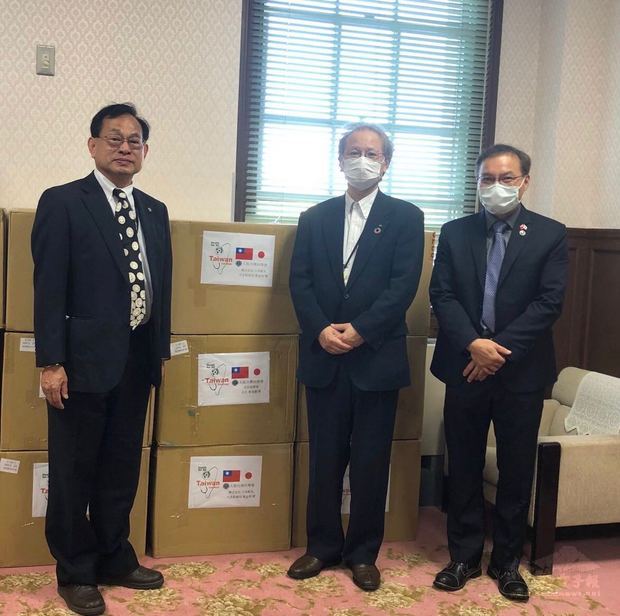 松本利明(左1)代表大阪府接受防疫物資。