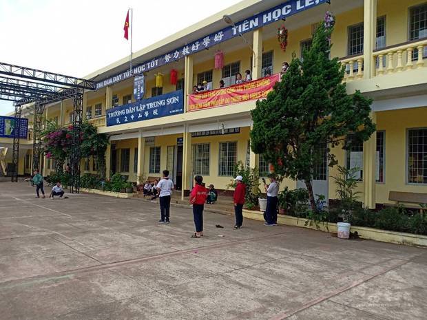 學生在校園活動注意保持社交距離。