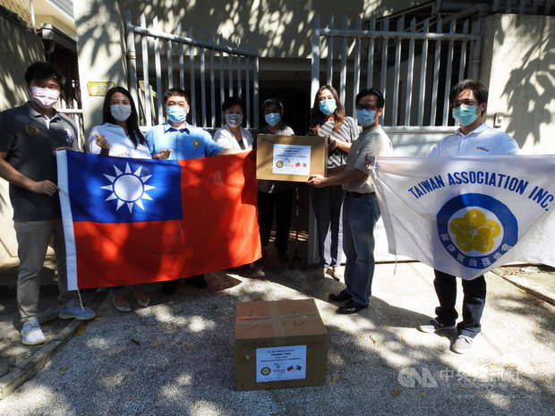 菲律賓台商總會總會長黃雅惠(右3)代表全體會員8日捐贈3000片醫療級口罩給龐加辛南省(Pangasinan)省立醫院,由馬尼拉辦事處董事夏仁杰(右4)代表接受。