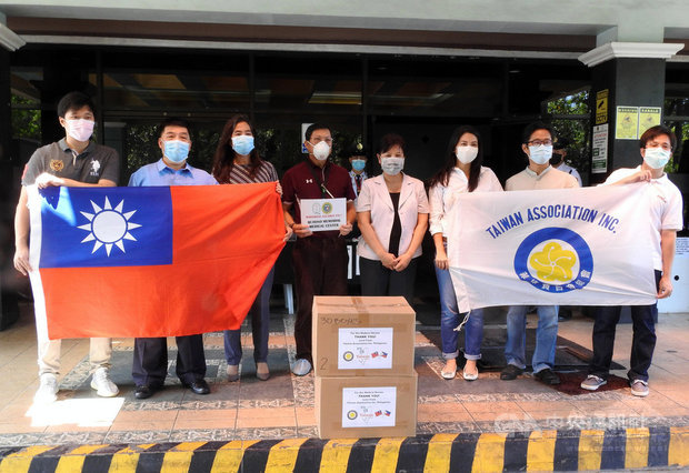菲律賓台商總會總會長黃雅惠(左3)、監事長李聰福(左2)等人8日前往位於大馬尼拉奎松市的季里諾紀念醫學中心(QMMC)捐贈3000片醫療級口罩,駐菲副代表嚴竹蓮(右4)出席觀禮。