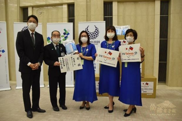 多羅尾代表接受世華日本分會捐贈物資。