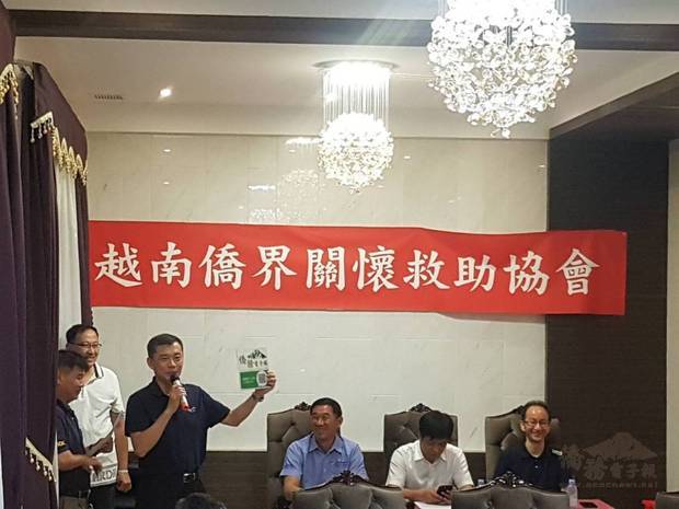 游凱全（左3）宣導僑務電子報LINE群組。