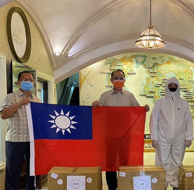 菲律賓臺灣同鄉會捐贈儀式敞開中華民國國旗。