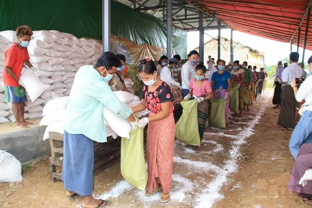 捐贈物資協助民眾安度疫情。