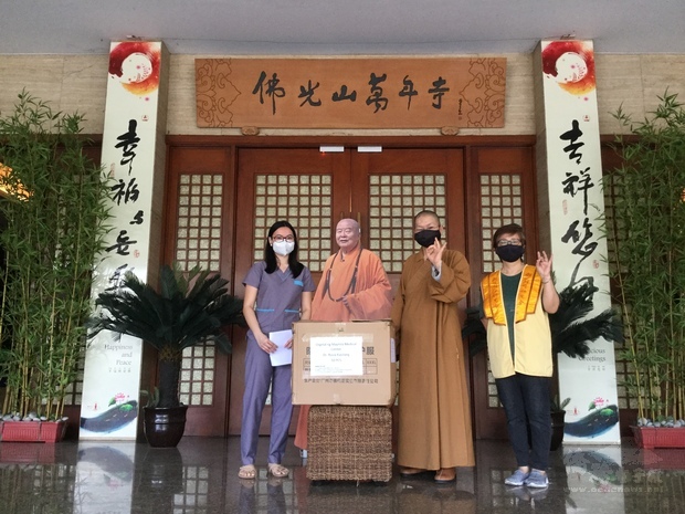 覺林法師〈右2〉移交50件防護衣予馬尼拉市立醫療中心代表。