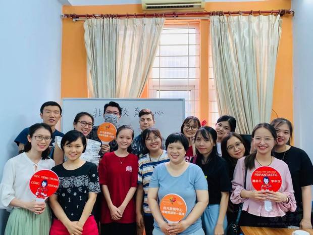 越南河內僑校舉辦語言交換活動學員合影。