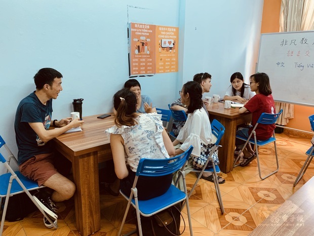越南河內僑校舉辦語言交換活動學員討論情形。