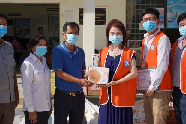 王美蕙(右三)捐贈物資予金邊衛生局。