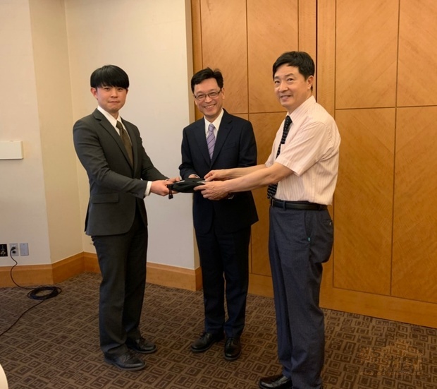 韓國地區臺商聯誼會在唐殿文(中)監交下,舉行新任會長朱俊尹(左)、舊任會長康文仁(右)交接。