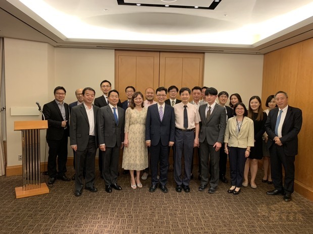 駐韓國代表處舉行歡送韓國地區臺商聯誼會會長康文仁榮升離任餐會。