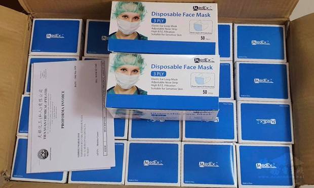 世界臺灣商會聯合總會及歐洲臺灣商會聯合總會贈送的愛心口罩。(周如意提供)