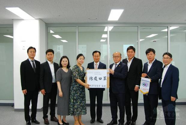 李寶禮（右四）率同會長團送防疫物資予首爾南部出入境外國人事務所。