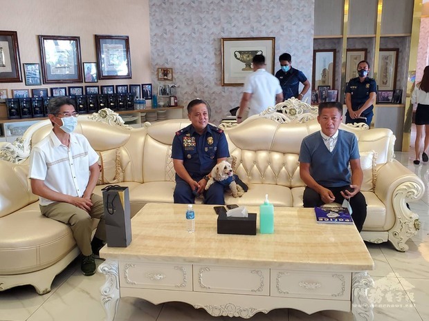 蘇國芳(右1)與Rhodel Sermonia(中間)及駐處王警官(左1)合影。