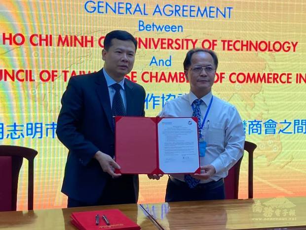 鄭文忠（右）與胡志明市科技大學簽署合作協議。