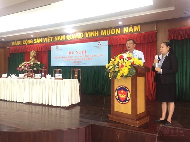 吳俊瑩(右二)致詞。