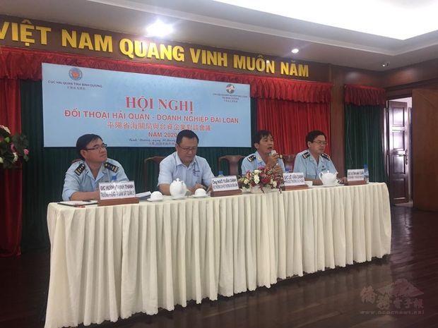 黎文銘(右二)主講相關海關關務規定。