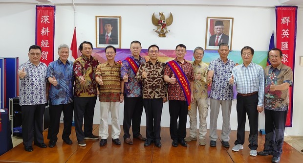 藍夏禮(中者)祝賀王安左(左5)與盧廷姜(右5)就任印總總會長及監事長。