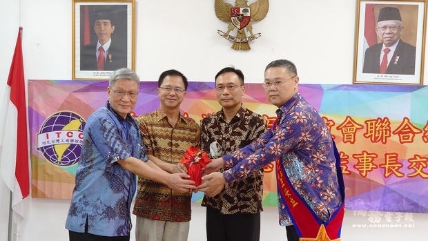 藍夏禮(右2)與汪樹華(左2)共同見證交接。