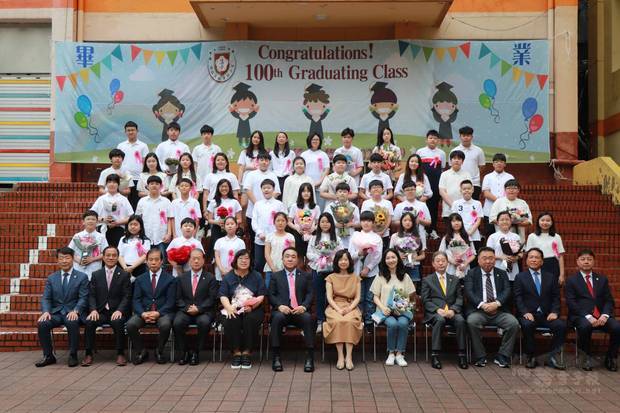 漢城華僑小學第100屆畢業紀念照。