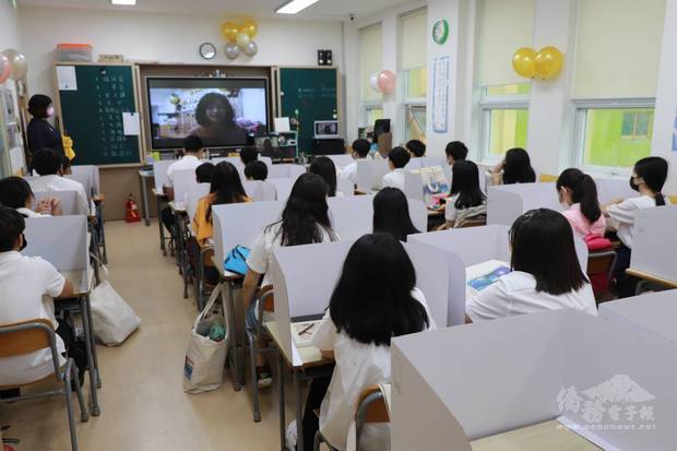 校長郭美華線上致詞，勉勵同學「日新又新」繼續學習。