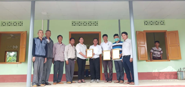 楊振茂一行代表驗收苗圃行動援建瑙丘肯林果民學校項目。