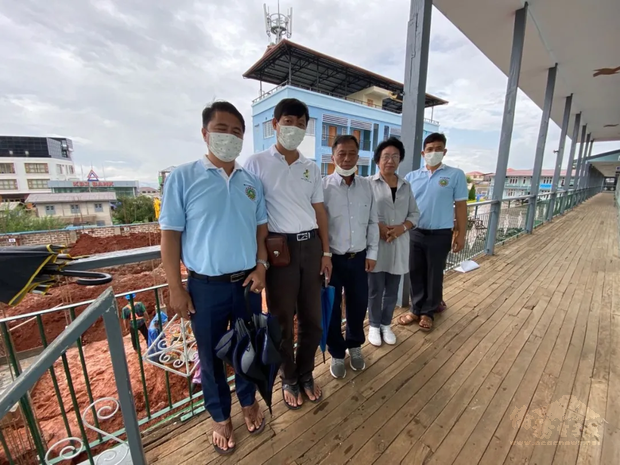 楊振茂一行考察苗圃行動援建東枝果文學校校舍施工進度。