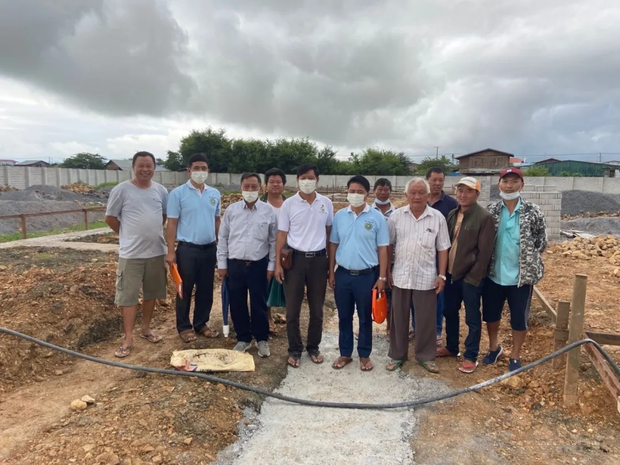 楊振茂一行參觀東枝瑞華學校校區,掌握學校發展情況及需求。