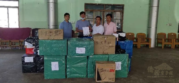 緬北果文文教會代表苗圃行動捐贈4所學校教學辦公用電腦和音響設備。