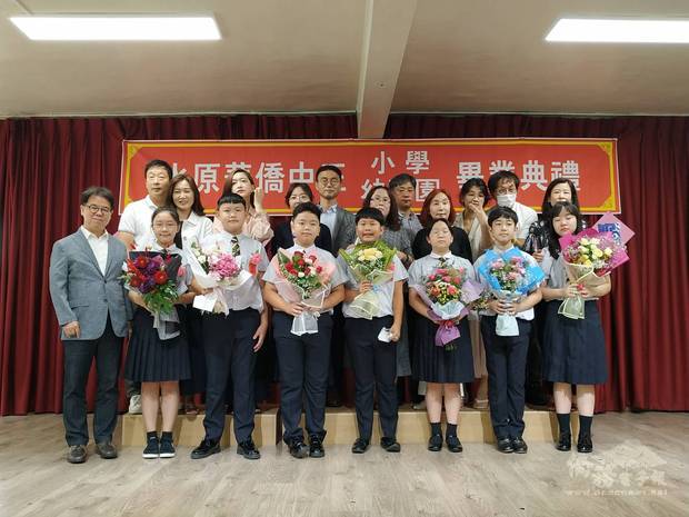 韓國水原華僑中正小學小學部第69屆畢業照。