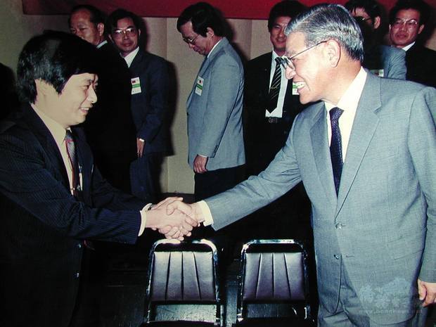 劉樹添在臉書貼出38年前與李前總統握手的照片。