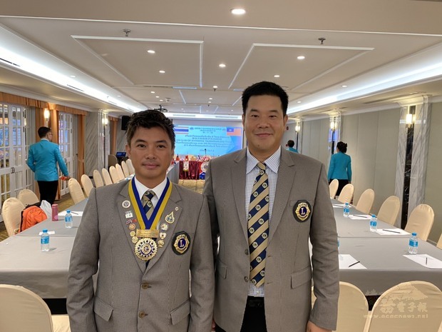 許登越(左)與陳俊蓁(右)合影。