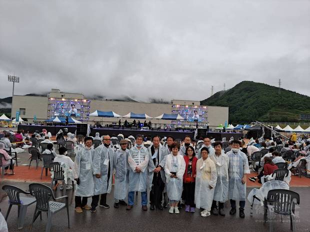 成益昌(左五)帶領志工參加2020年平昌和平嘉年華活動。