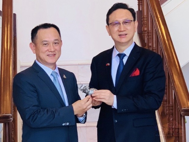 康樹德(左)與時任駐泰代表的僑委會委員長童振源(右)有諸多交流。(康樹德提供)