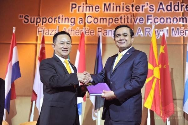 康樹德(左)與泰國總理巴育合影。(康樹德提供)