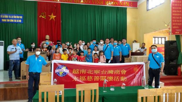 北寧商會前往永福省社會工作中心捐贈物資。